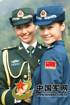 身穿新军服的中国女军人 乔天富摄