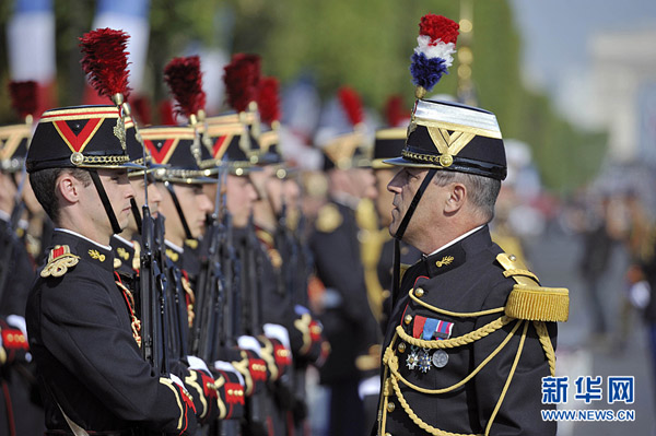 7月14日,法国共和国卫队步兵团士兵列队准备参加在首都巴黎举行的