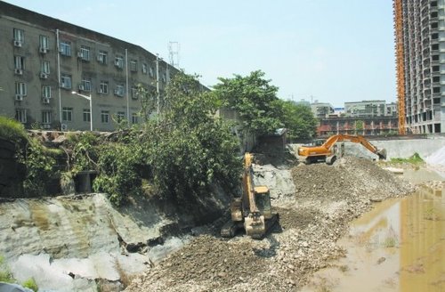 �Ĵ����������ų�ǽ����50��