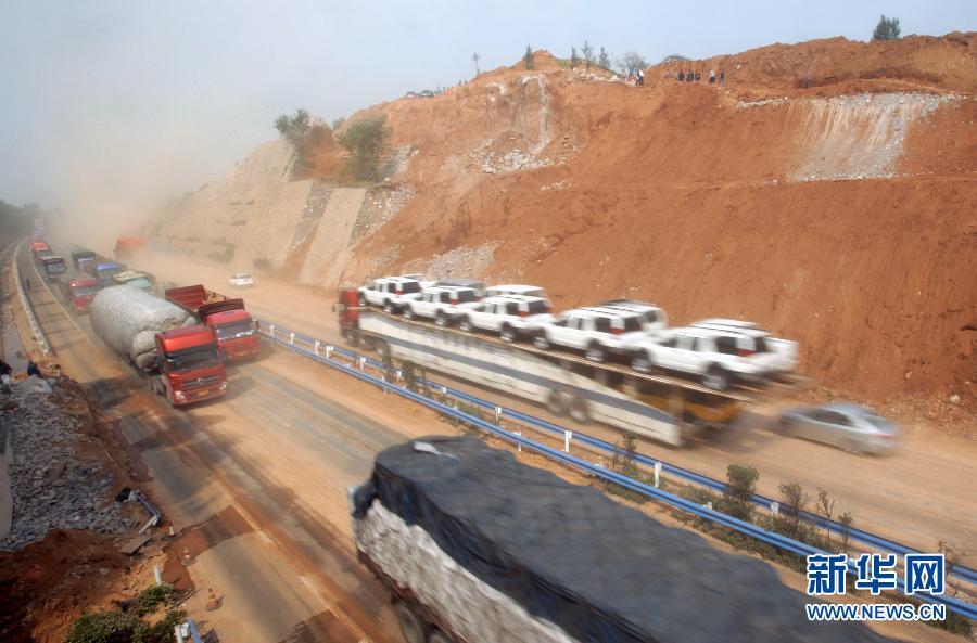 �°���ʵ��˫��˫��ͨ��