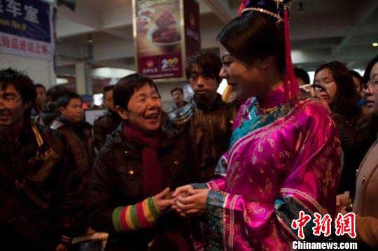 ���ݻ�վ�֡�ɢ��Ů��