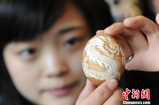 蛋雕飞龙栩栩如生