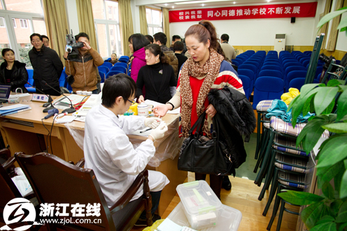 献血车开进初中校园
