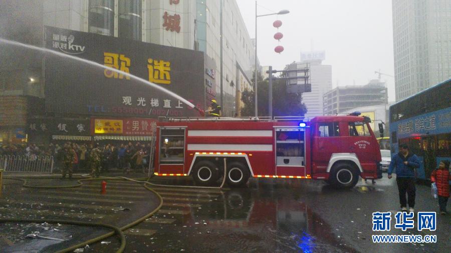 贵阳一服装店突发火灾