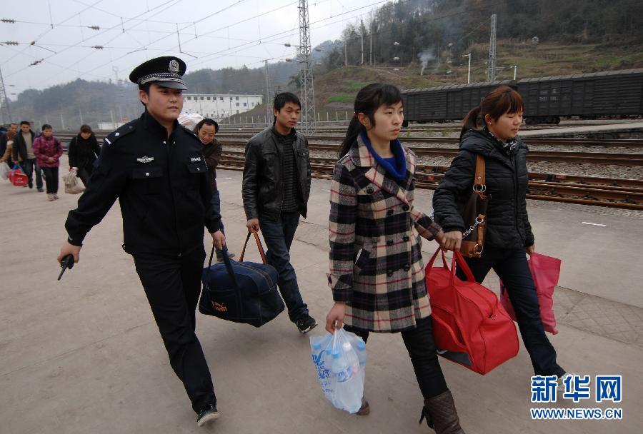 铁警护航农民工专列