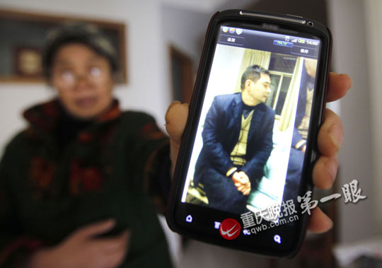 男子深夜送病倒老太就医