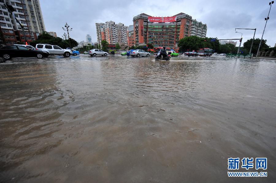 南方多省遭暴雨袭击