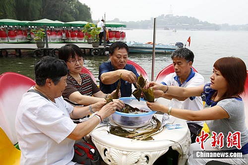 北京民众赏荷花包粽子