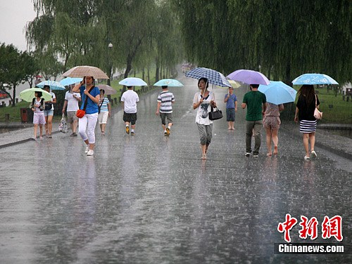 杭城大雨“醉”西湖