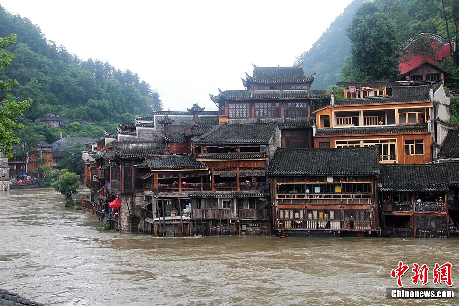 暴雨突袭湘西凤凰古城
