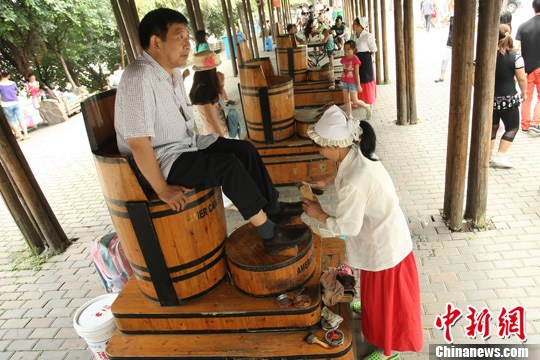 重庆街头现“美式”擦鞋