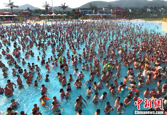 南京民众扎堆戏水避暑