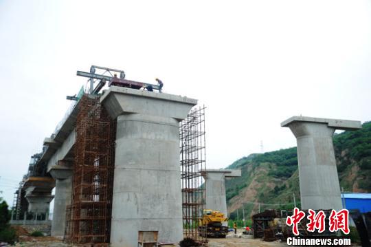 陇海铁路重点桥梁合拢现场