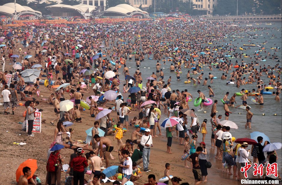 海滨浴场爆满成“人海”