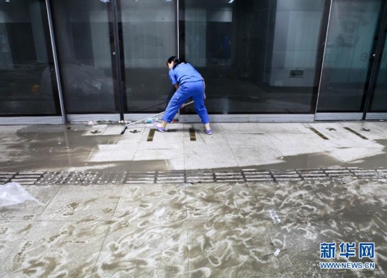 上海地铁8号线车站遭水淹