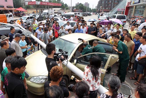 货车撞灯杆砸三车