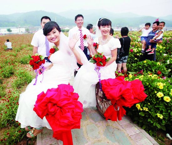 大学生村官举行集体婚礼