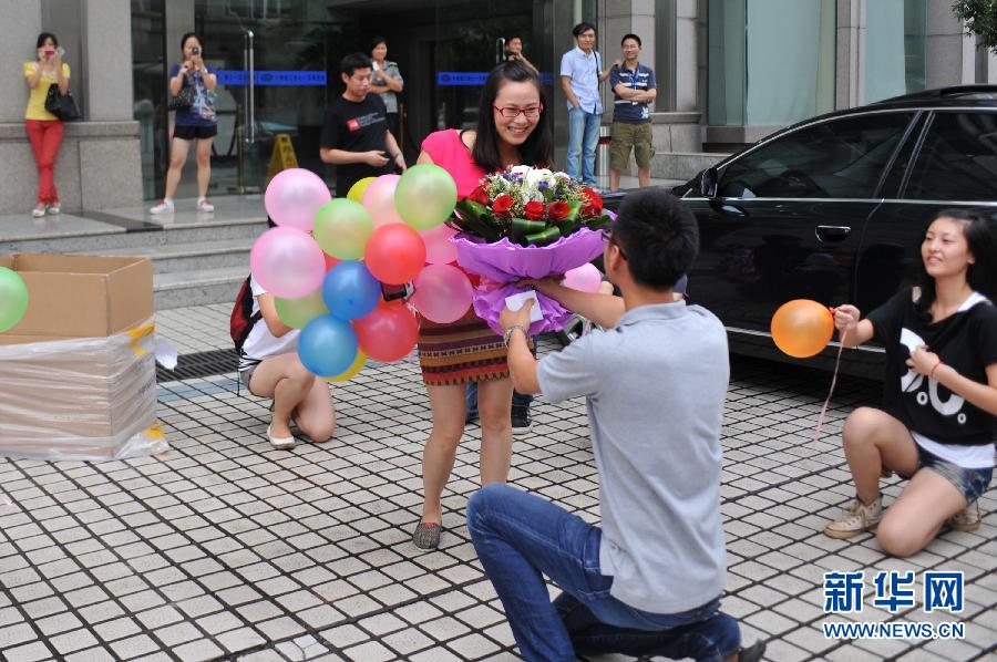 8月23日,杨镇祎从纸箱中现身后单膝跪地向女朋友陆群