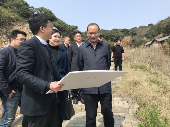 今天上午,区委书记张立军走访调研白沙岛管委会.