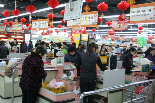 春节前夕市民置办年货忙